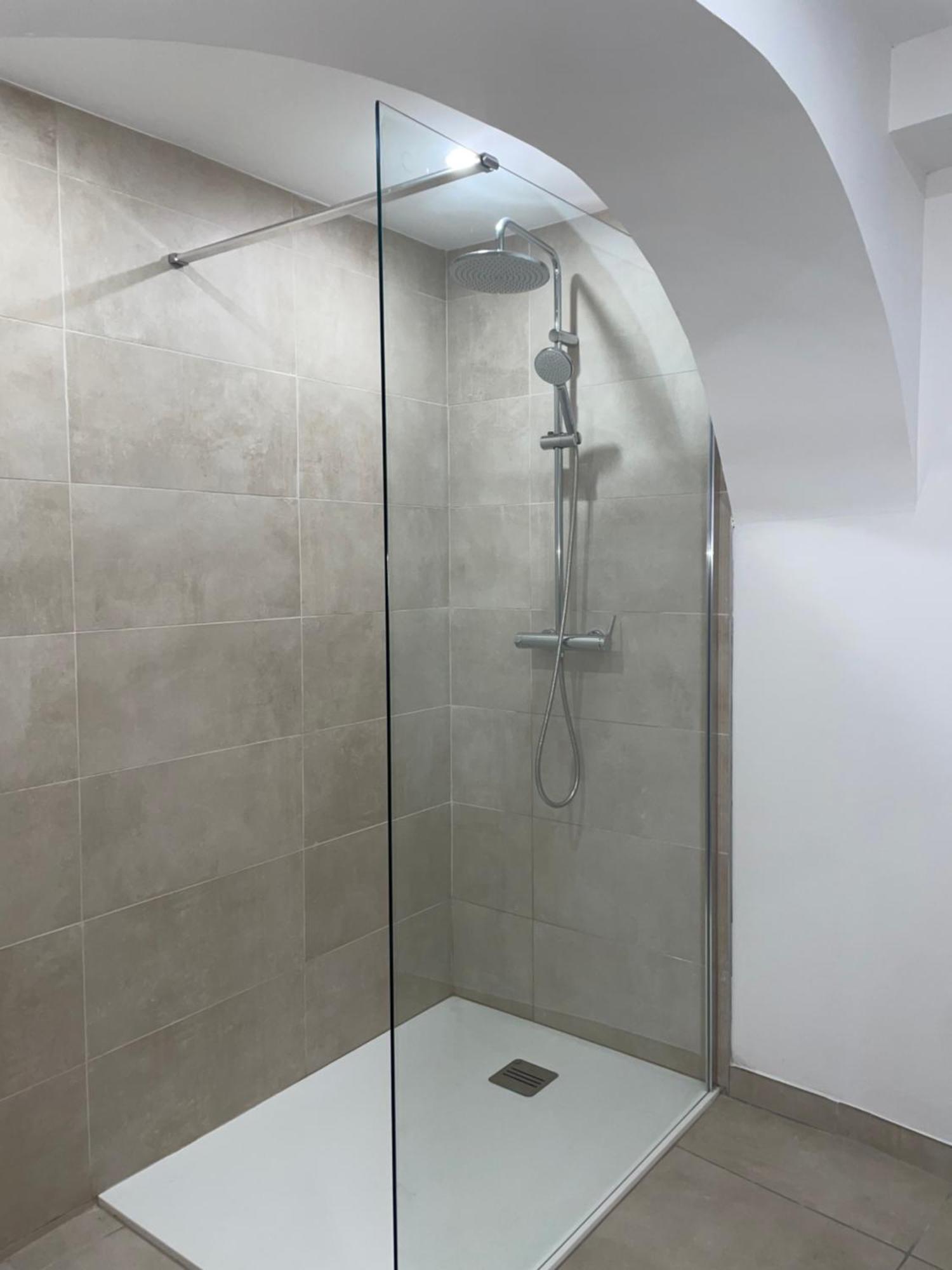 Entre Tendance Et Authenticite - La Voute Nimes Exterior photo